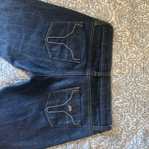 Miss sixty jeans, lågmidjade  - Säljer dessa superfina vintage  jeansen från miss sixty, då de inte kommer till användning längre. 💗 Jeansen är lågmidjade och i storlek 27, hör av er vid frågor💕,  pris kan diskuteras 💗