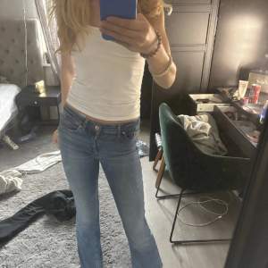 Säljer ett par blåa jeans från ONLY i storlek XS/30.💗 De är i bra skick och redo för en ny ägare! Frågor kontakta mig!