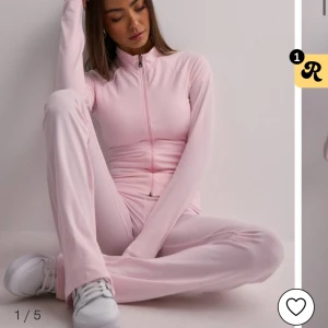 Rosa yoga jacket - Säljer denna populära tröjan i en så fin rosa färg🩷 inget fel, prislappen är kvar men jag har två likadana därför säljer jag en💓 strl m passar även S! ord pris 349kr