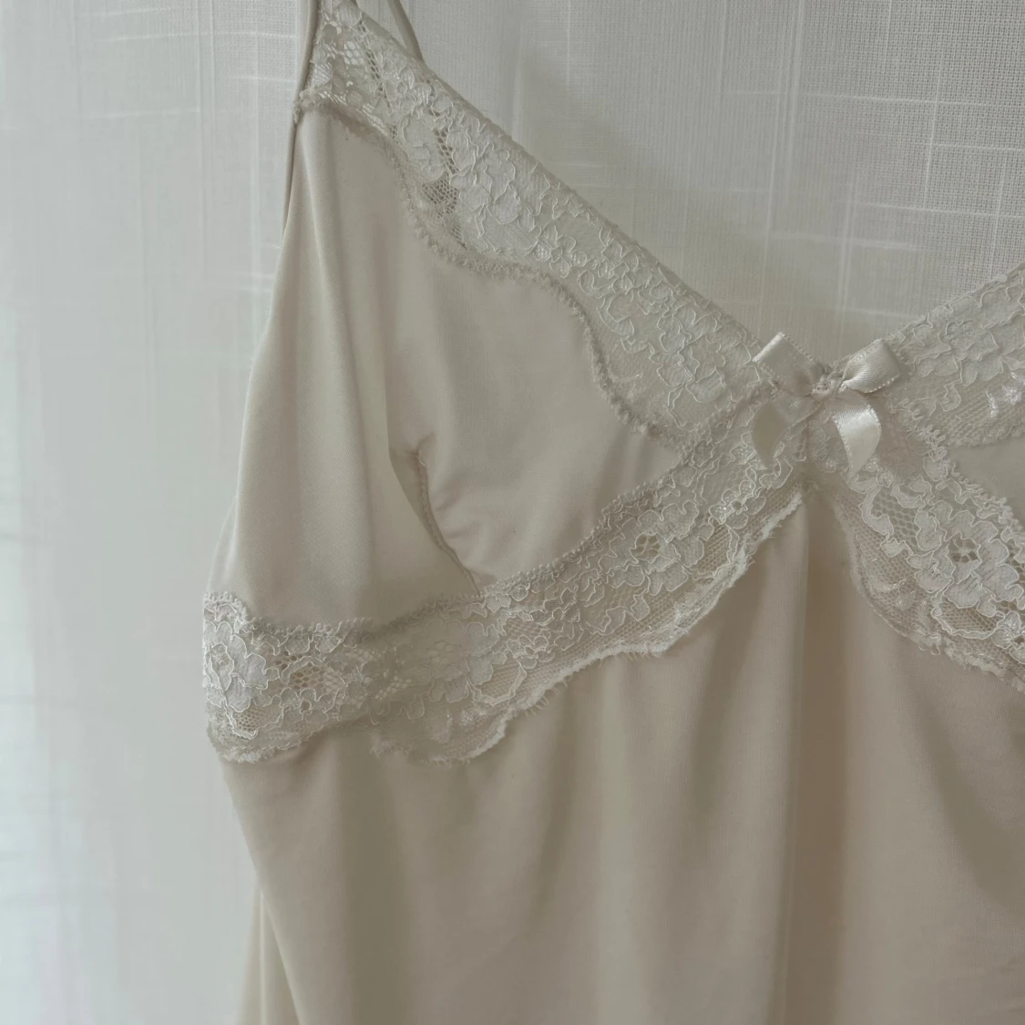 Vit linne med spetsdetaljer - 90