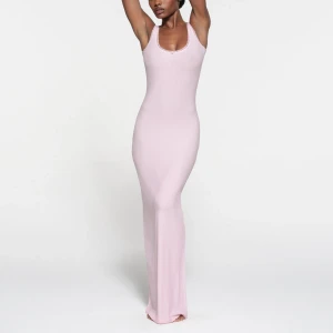 Skims soft lounge lace scoop neck dress - Lång och superskön klänning från Skims. Oanvänd med lapp fortfarande på. Endast testad då jag beställde två olika storlekar. Skickas i ordinarie förpackning.   I storlek XS men passar S  Ord. Pris 1150kr  Köpt för 569kr (på rea)  Säljer för 350kr