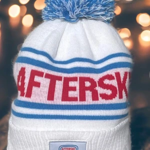 Afterski mössa  - En afterski mössa som liknar minttu sin bara att det står afterski istället! Passar båda killar och tjejer och den är no size. Helt ny, inga defekter eller något fel på den!