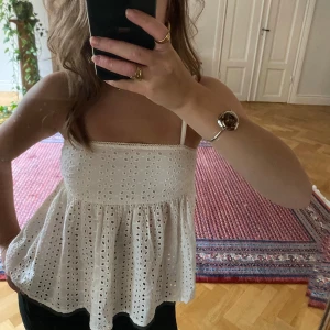 Vit ärmlös topp med spetsdetaljer - Säljer en superfin vit topp med spetsdetaljer! Supersöt och passar till allt!🌷