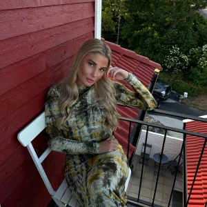 Résumé klänning nyskick - Säljer denna snygga klänning från Résumé. Modell Résumé PerriRS dress. Storlek S men i väldigt stretchigt material så funkar som en M lika bra.  Klänningen är endast använd en gång så den är i väldigt fint skick utan anmärkningar.  Nypris 1700kr