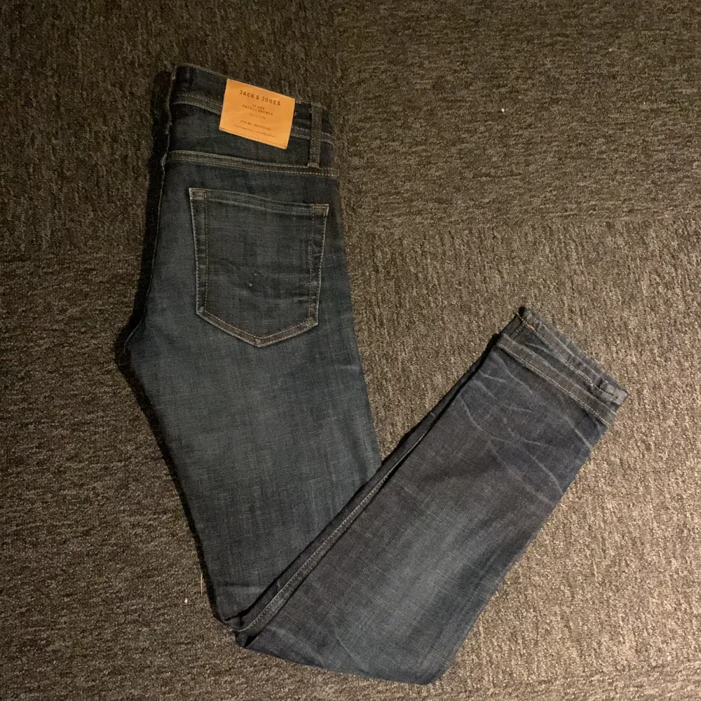 Säljer dessa riktigt feta Jack & Jones jeans i storlek 28/32. Skick 10/10 inga defekter. Vid frågor eller funderingar är det bara att skriva.. Jeans & Byxor.