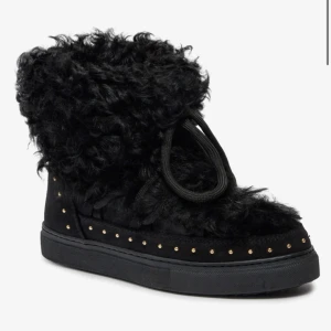 Oanvända INUIKII skor! - Då jag tyvärr aldrig använt mina supermysiga INUIKII skor så säljer jag dem nu. Det är en äldre modell som inte finns längre men bifogade en bild på deras nya och snarlika modell 🖤 Nypris på mina var runt 4500kr 🖤 Kan gå ner i pris vid snabb affär!!🖤