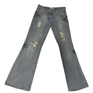 Lågmidjade jeans☆ - Super snygga och trendiga jeans som är lågmidjade och utsvängda☆🔥 innerbenslängden- 80 midjemåttet- 72 benvidd- 25 ☆