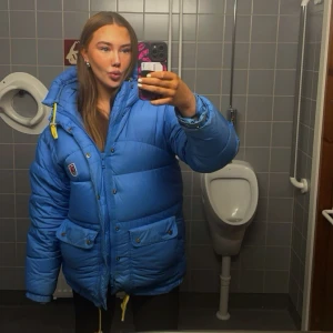 Fjällräven jacka - Säljer nu min superfina Fjällräven jacka i en blå nyans!tjockare i modellen men storlek XXS, skulle nog passa allt mellan XS-L lite beroende på önskad passform! Fint bruksskick, har dock nån liten fläck på baksidan (bild 5) men märks knappt av!❤️