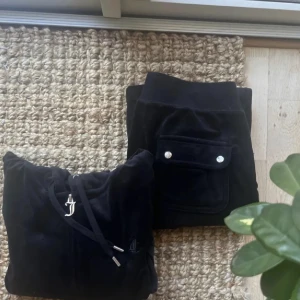 Juicy couture sett - Säljer mitt juicy sett då det inte kommer till användning längre, både byxorna och tröjan. Det är XS i byxorna och S i tröjan. Inga defekter utan bra skick då det inte är använt jätte mycket!💓
