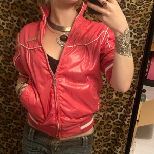 ÄKTA Paris Hilton bomberjacka💋 - THATS HOT! 💋 Äkta Paris Hilton hot pink bomberjacka!  Pris kan diskuteras ☺️💋