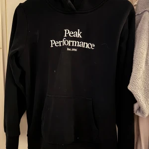 Svart Peak hoodie - Snygg, använd fåtal ggr, sitter bra, inga skavanker, skön, nypris 700