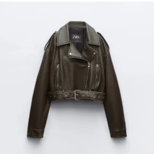 Zara skinnjacka  - Säljer min mörkgröna skinnjacka från Zara i ny skick ba använt en gång men är tyvärr för stor för mig. Storlek s 