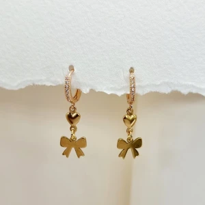 Handgjorda örhängen - Handgjorda örhängen●Följ :@ekjewelryofficial🤲 ● 💎Material- 100% rostfritt stål ●Örhängeskrokar -rostfritt stål och kristall. Nickel fri. Längd -2,5cm. Vattentåliga, ändrar inte färgen! 