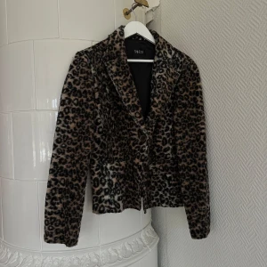 Vintage jacka - Min mammas jacka från när hon var ung, i väldigt fint skick, från ett märke som heter Tuzzi 🤎 gjord i 80% ull och 20% polyester, sitter som en storlek M 🥰