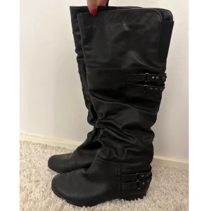 höga boots - jätte snygga boots med nitar🩷 har några slitningar kolla bild 3/4 annars jättebra skick 