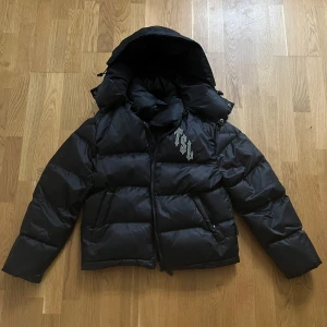 Trapstar London Shooters Puffer - Storlek S Endast använd en vinter och är som ny! Mycket sällsynt i Sverige. Går för 400-600$ på Stockx.  Se qr-kod för äkthetsbevis. Har även kvitto! Köptes från trapstars hemsida.