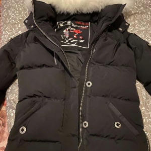 Moose knuckles (Barn storlek) - Gamla modellen Moose knuckles jacka, storlek M i barnstorlek, så 165 o ner. Bra skick inte skadad nånstans