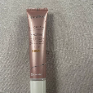 Apoliva BB-kräm - Apoliva BB-kräm i färgen medium. Använd 1 gång. 