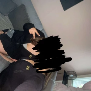 Armani  - Har använts några gånger men är inte min det är min brors kofta men kommer inte till användning hos nån av oss just nu efter som att den även e för stor för mig. Den är i storlek M🫶