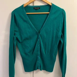 Turkos kofta från King Louie - Säljer en snygg turkos kofta från King Louie. Den har en v-ringad design med knappar framtill och långa ärmar. Perfekt för både vardag och fest! 💙8/10 Kvalite. För kvinnor. Nypris: 800. Mitt pris:79kr.