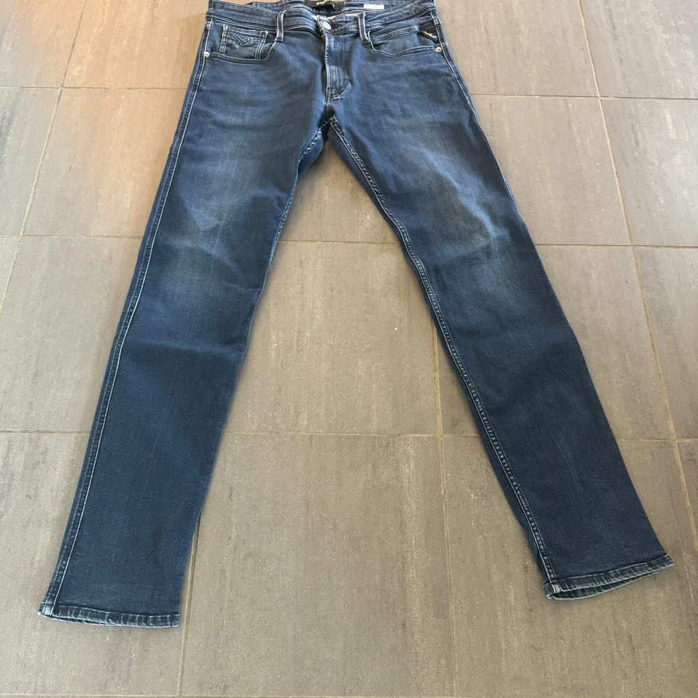 // Replay anbass jeans | Grymt skick | Nypris runt 2000 | Storlek W32 / L32 ( men passar 31/32 bättre )| Kontakta för fler frågor eller funderingar // Deluxe Closet. Jeans & Byxor.