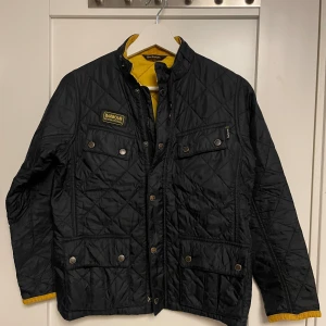 Barbour Jacka  - Storlek M  Barn Nypris 1300kr