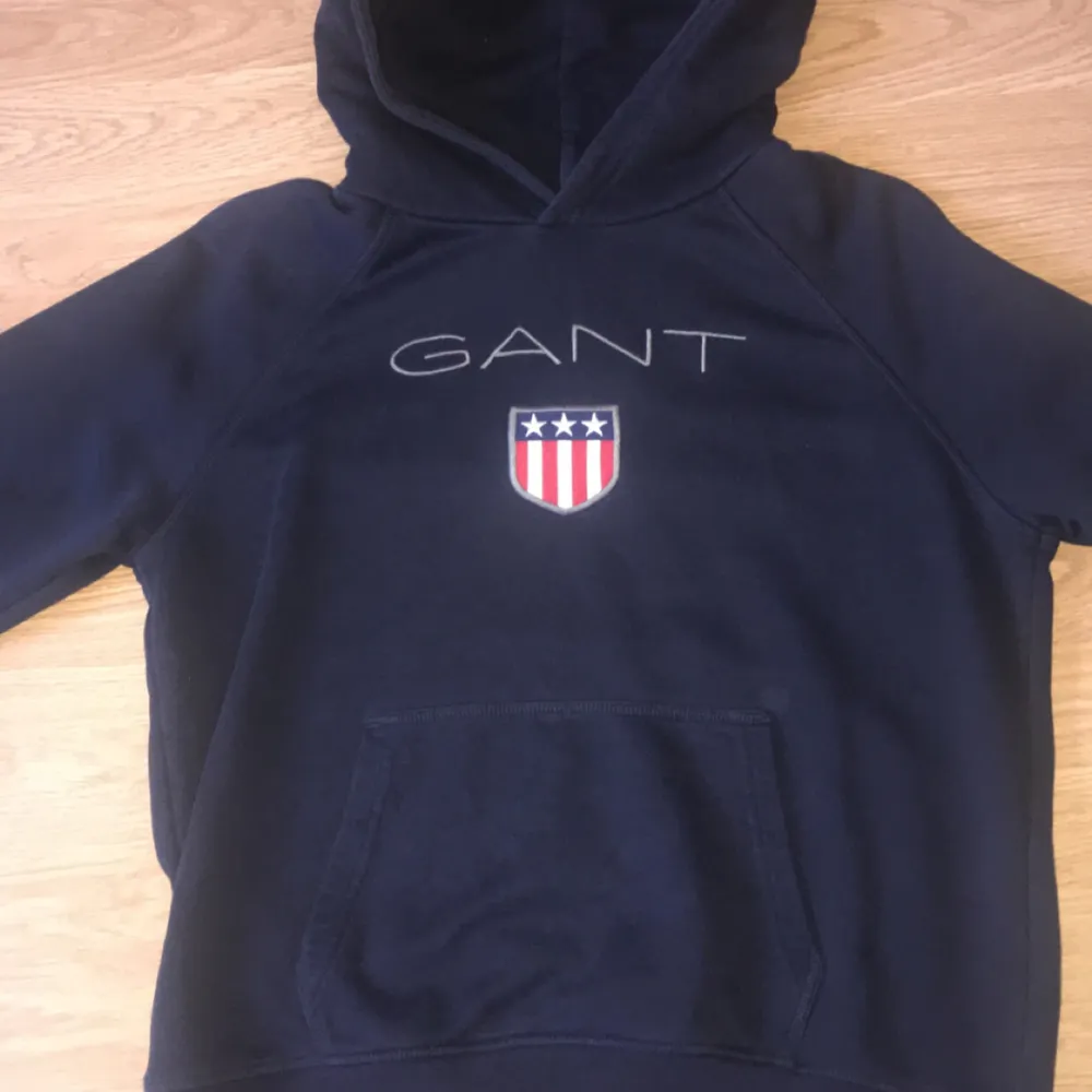 Bra skick, passar nog dig som är ungefär 160-165. Använd några gånger men är liten för mig. Hör av er vid frågor. Nypris ligger på ungefär 899kr. . Hoodies.