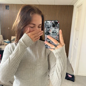 Grå Lång armad magtröja - Bra skick använd flera gånger jätte skön men lite för tajt för mig💞lite osäker på storlek