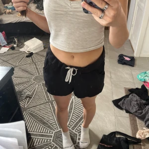 Mjukis shorts - Helt okej skick, ganska använda men lite stora för mig men väldigt sköna