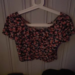 Topp, svart med rosor jätte fin - Bra skick, andvända två gånger  