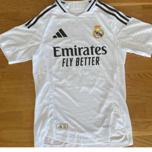 Oanvänd Real Madrid tröja från 24/25 Mbappe  - Helt oanvänd tröja 