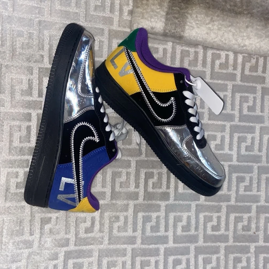 Färgglada sneakers med metallic detaljer