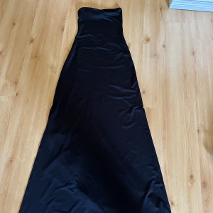 Lång tub klänning från weekday med slits  - Lång tubklänning från weekday i storlek xs