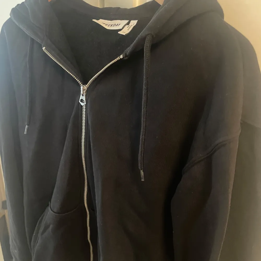 Svart zip hoodie från weekday i storlek XS. 8/10 skick. Pris kan diskuteras.. Hoodies.