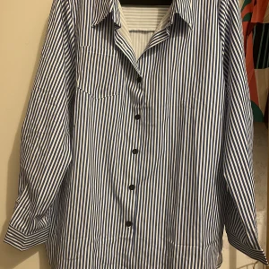 Tröja - Randig tröja som är ny.