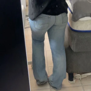 Lågmidjade jeans - Sååå snygga lågmidjade jeans från jack&Jones, osäker på storleken men skulle säga att dom passar en 34-36💕