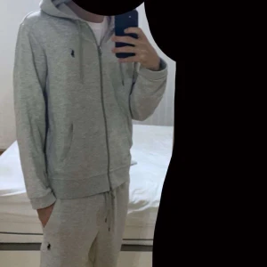 Ralph lauren dress - Säljer min ralph lauren dress som är i bra skick. Säljer båda delarna