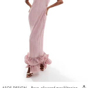 Klänning  - säljer denna helt nya klänning, aldrig använd. Köpte den och han inte retunera den i tid:( köpt för 689 kr och kan tänka mig sälja den för lägre pris! Kom med förslag. Den är i storlek 34 