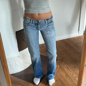 Lågmidjade vintage jeans  - Midjemått( rätt över): 39cm  Inerbenslängd: 80cm   Köp dem via ”KÖP NU” eller Swish  Modellen är 170 cm, inga defekter 💕