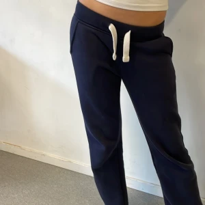 Super fina russemerch mjukisbyxor!!💞🎀 - Jag säljer dessa super snygga mörkblå russemerch mjukis byxor!!❤️ säljer p.g.a att jag köpte fel storlek🥰 PRIS KAN DISKUTERAS