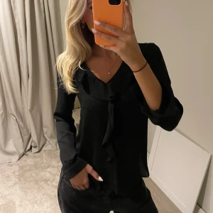 Svart blus med volanger  - Säljer en superfin svart blus i toppskick! Sorlek S💘
