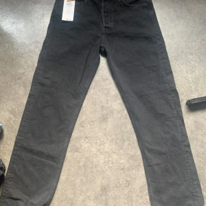 Svarta Jack & Jones byxor - Bra skick, aldrig använda, orginalpris 600kr.    Mitt pris 450, kan sänka lite vid snabb affär.