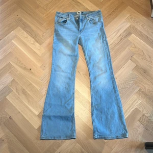 Ljusblåa jeans lågmidjade  - Ljusblåa jeans som är bootcut och lågmidjade säljer för dom är lite stora 