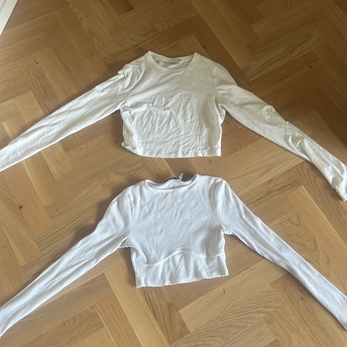 Långärmade vita tröjor