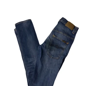 Nudie jeans L28/W32 - Säljer ett par snygga nudie jeans, skick 6/10, dom har fläkar på fickorna men ska försöka lösa de därav så billigt pris , orginal pris ca 1,2.