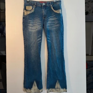 Glittriga jeans från ONLY - Säljer ett par coola jeans från ONLY i storlek 38. De har ett snyggt glittrickt tryck både fram och bak. Passar perfekt till både vardag och fest! SÅ snygga på (skriv för bild) :) 