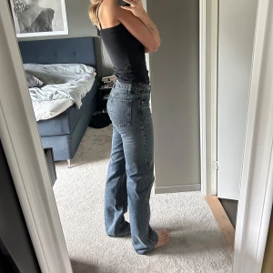Mörkblåa/gråa bootcut jeans - Säljer dessa fantastiska jeans som dessvärre inte passar mig. De är lite ”low rise” i modellen och har en jätte bra längd (jag är 174 cm).  Använd 2 ggr eftersom de är lite för små för mig. Köpt för 399kr