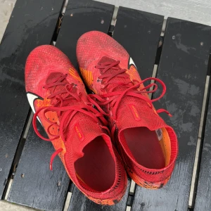 Fotbollskor - Storlek 42,5. Fotbollsskor som inte är så använda funkar helt perfekt för någon som vill ha elite skor från Nike. Skorna är köpta för 3200 kr