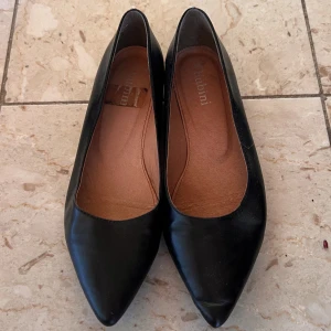 ballerinaskor  - coola ballerinaskor från märket bubini. inte mycket använda alls så väldigt bra skick🤍 storlek 36. 