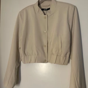 Jacka - Från gina i storlek xs, ny med prislapp! Se sista bilden för passform. Nypris 599kr